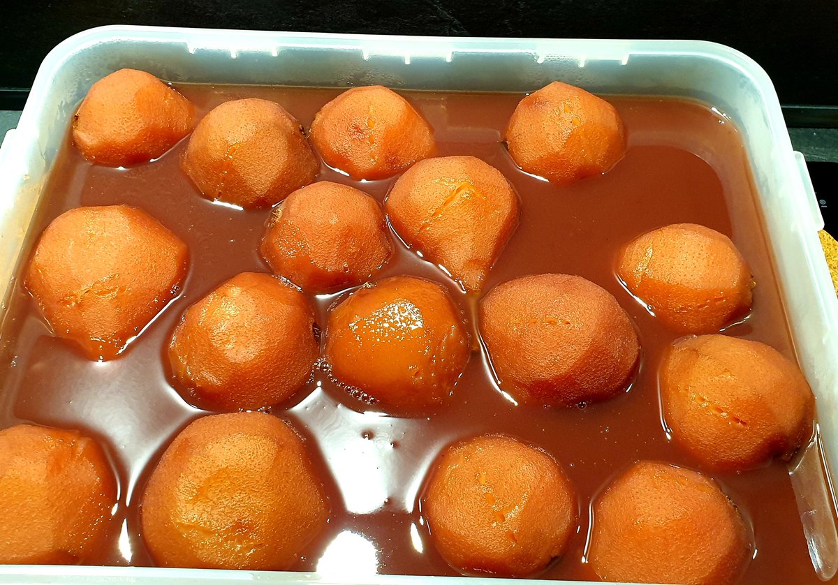 Vanmiddag zelf stoofperen gemaakt. Pas voor de 2e keer... vorige x was alweer een jaar geleden. Maar het ruikt zo lekker in huis nu!