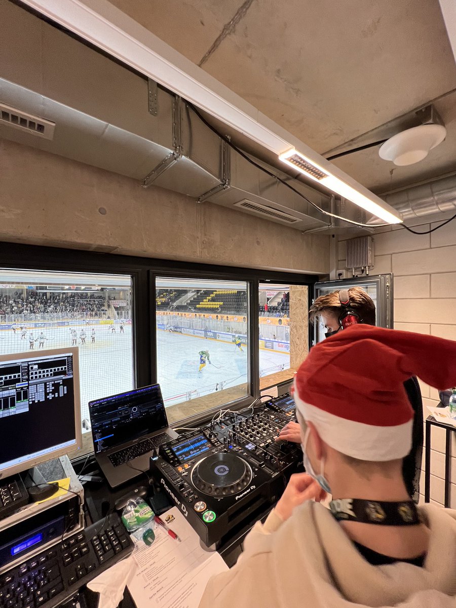 HC_Ajoie_off's tweet photo. 🎅🏼🎧@RAV3RZofficial https://t.co/UiKFpeBmuc