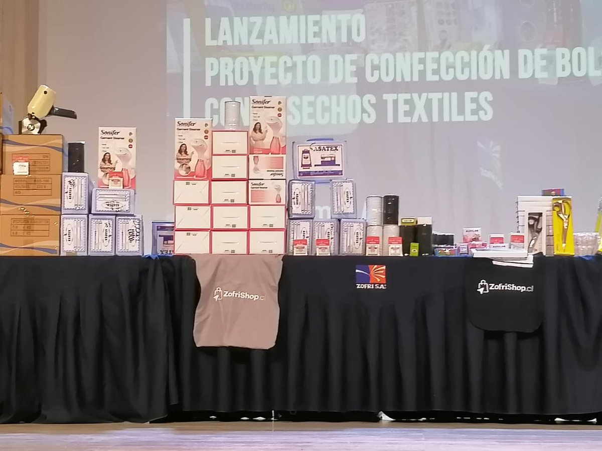 Seremi @moyrartamborino participó en entrega por @Zofri_SA de implementos de trabajo para 15 emprendedoras del proyecto de reutilizacion de residuos textiles para hacer bolsas de tela. Desde @tarapacamma apoyaremos su inscripción en registro de recicladoras del Ministerio. 👏👏♻️