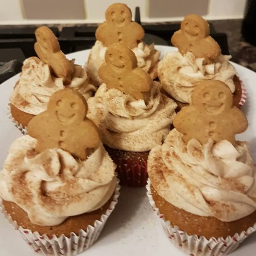 These easy ginger cupcakes are full of warm spices and make a great alternative Christmas bake! Recipe on our Facebook now! 

 #gifts #noel #photography #navidad #homedecor #christmascountdown