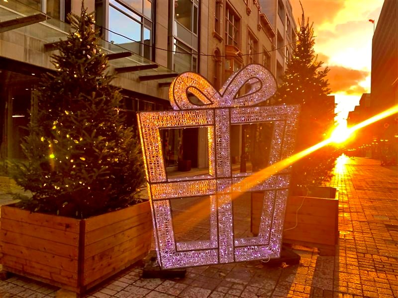SparksStreet's tweet photo. Happy New Year! Sparks Street wishes you all an excellent 2022.
✨
Bonne année! La rue Sparks vous souhaite une bonne et heureuse année 2022.
.
#mysparksstreet #maruesparks #myottawa #happyholidays #happynewyear #joyeusesfêtes #bonneannée #winterwander #cocoacrawl https://t.co/4W854GPamn