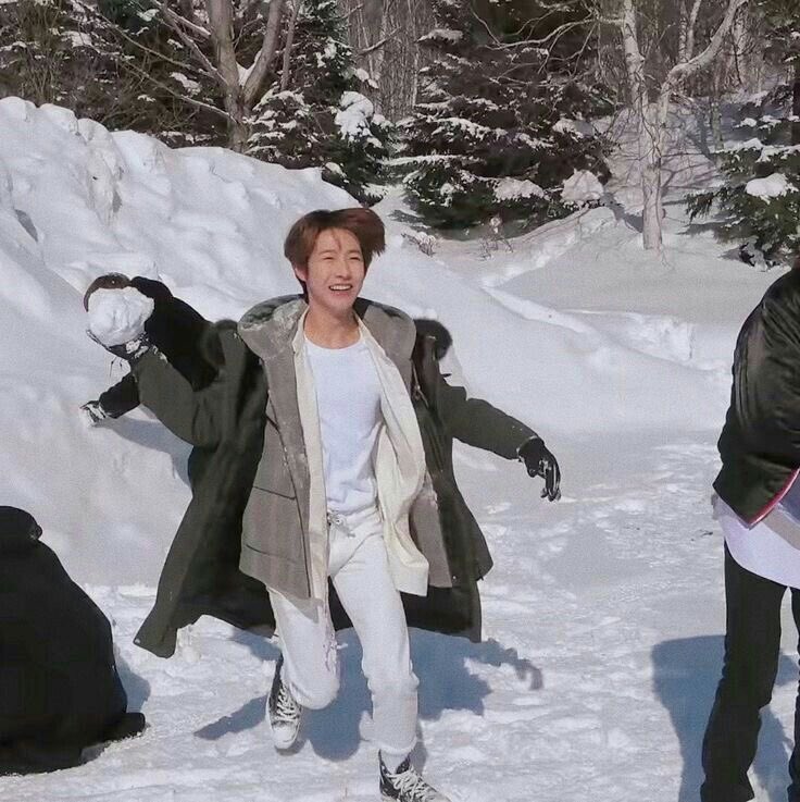 reenzune's tweet photo. @OfJouaville throwing this big ass snowball at lews https://t.co/gzcSvSpjKp