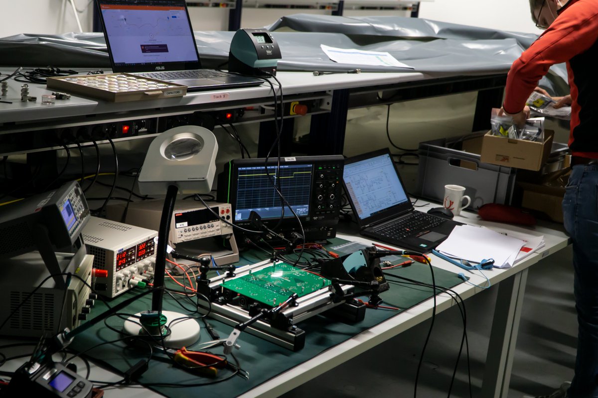 EDRT_SKIP's tweet photo. The last day in the lab for this year: #Troubleshooting the overload protection.
We accidently swapped two pins of a SOT23-3 BJT. It took us some time to find out, but the fix is very simple: 
Just solder it in upside down. No one ever will notice 🤫😏 https://t.co/57ciL8rxql
