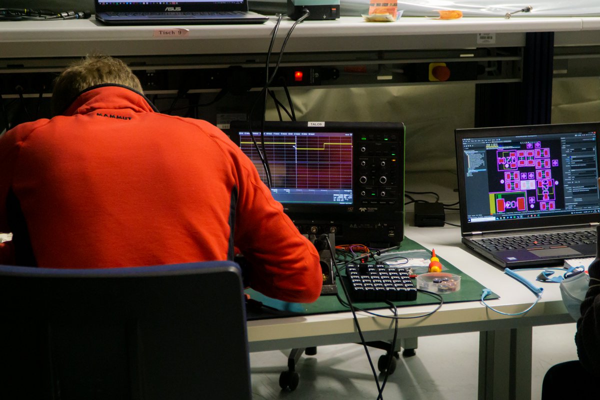 The last day in the lab for this year: #Troubleshooting the overload protection.
We accidently swapped two pins of a SOT23-3 BJT. It took us some time to find out, but the fix is very simple: 
Just solder it in upside down. No one ever will notice 🤫😏