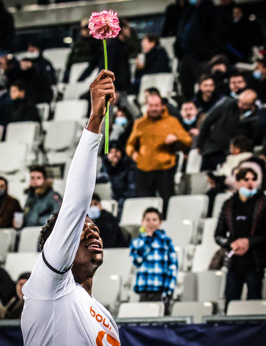 Jonathan David dedicou o golo à mãe, que faleceu em Dezembro de 2019, com uma rosa apontada para o céu.