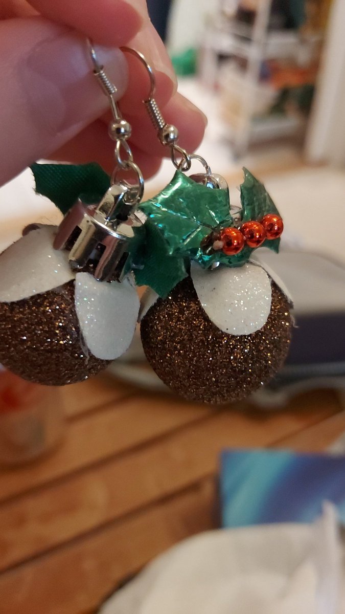 katiehodgie's tweet photo. Hi @laurevans311 I tried to join #earringadvent this year but my earring today is backwards? Pls advice if still acceptable https://t.co/leTP0a7B42