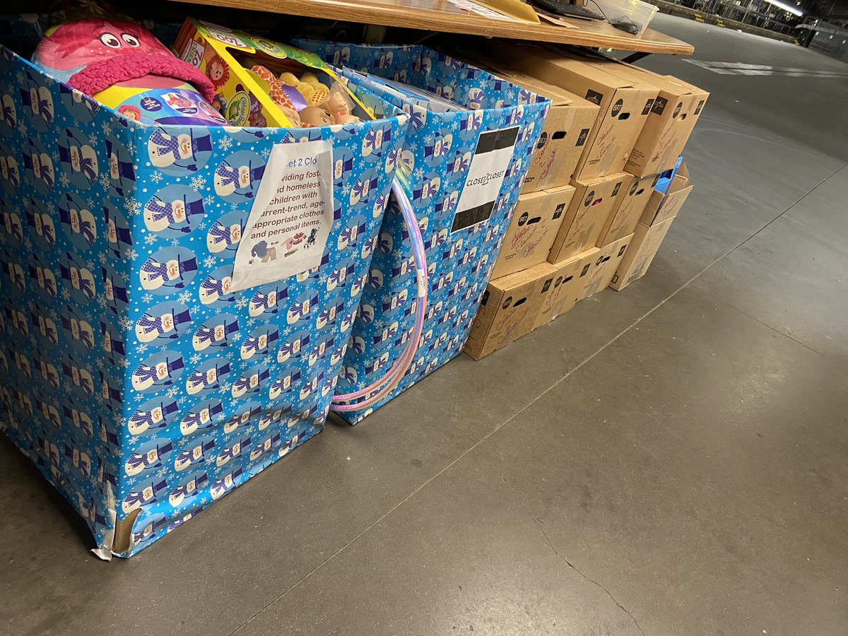 ShawneKoch's tweet photo. Davenport Building helping out the community!  Thank you to all who work in this building that helped contribute!  A special thank you to Darcy in feeders for organizing it all!!  @jrindafernshaw @TimPope007 @thuberb22 https://t.co/ZUUbjw9BzX