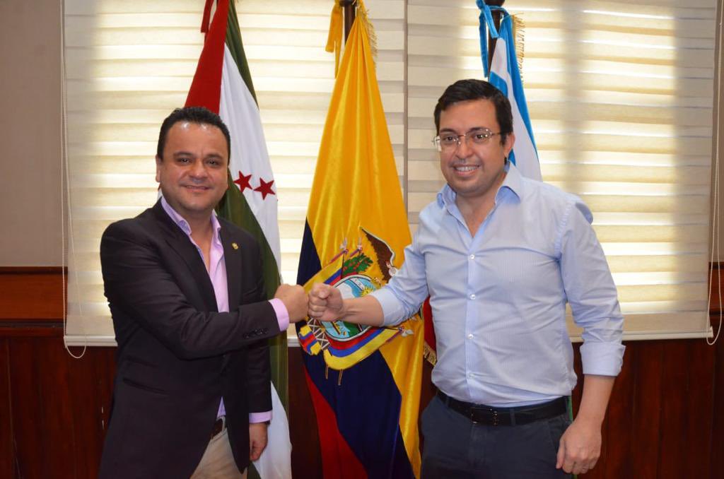 GoberManabi's tweet photo. #JuntosCumplimos | Gobernador @juanfranciscoNH junto al ministro @EstebanBernalB coordinan acciones enfocadas en llevar el #AbrazoSocial a todo el territorio manabita. 

En el #GobiernoDelEncuentro lo que se dice se hace y lo que se promete se cumple. 🤝 https://t.co/LWpUdUJ1wj