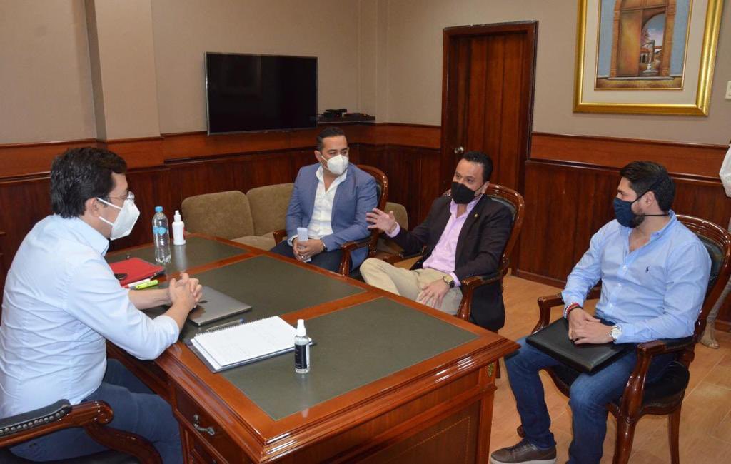 GoberManabi's tweet photo. #JuntosCumplimos | Gobernador @juanfranciscoNH junto al ministro @EstebanBernalB coordinan acciones enfocadas en llevar el #AbrazoSocial a todo el territorio manabita. 

En el #GobiernoDelEncuentro lo que se dice se hace y lo que se promete se cumple. 🤝 https://t.co/LWpUdUJ1wj