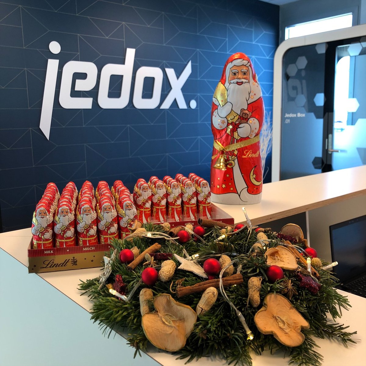 Jedox's tweet photo. Jedox wishes all of our customers, partners, colleagues, family, and friends around the world a safe, healthy, and happy holiday season! #HappyHolidays #MerryChristmas #FröhlicheWeihnachten #JoyeuxNoël #FelizNavidad https://t.co/YGgeQW7KGn