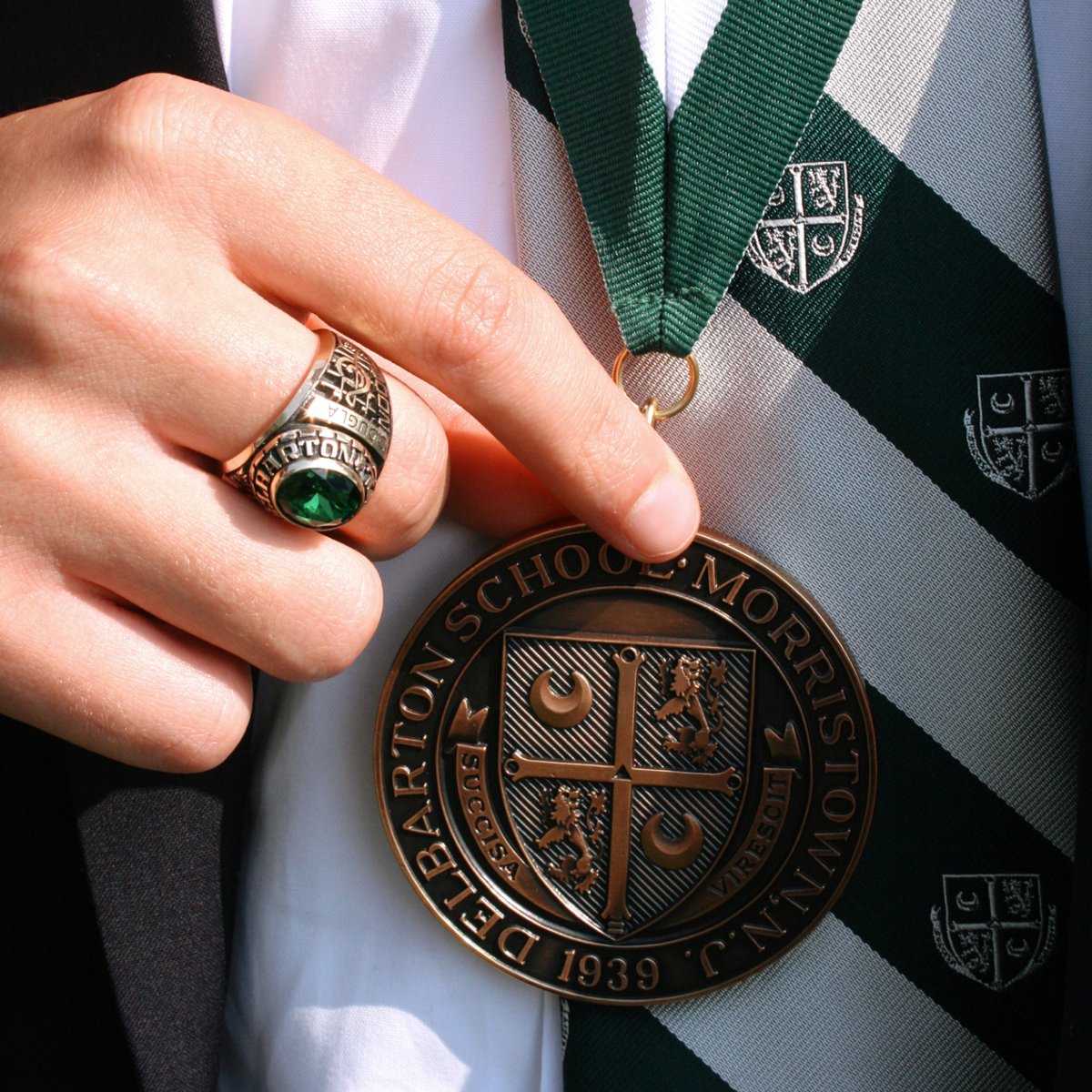 Delbarton's tweet photo. Calling all Delbarton Class of '18 Alumni: While you're home on winter break, consider applying for the Alumni Teaching Fellowship '22-23 Program! #longgreenline #delbartonalumni
For the full job description on the Fellowship and how to apply, click here: https://t.co/4xyE8PCNxu https://t.co/0KZxlK09HJ