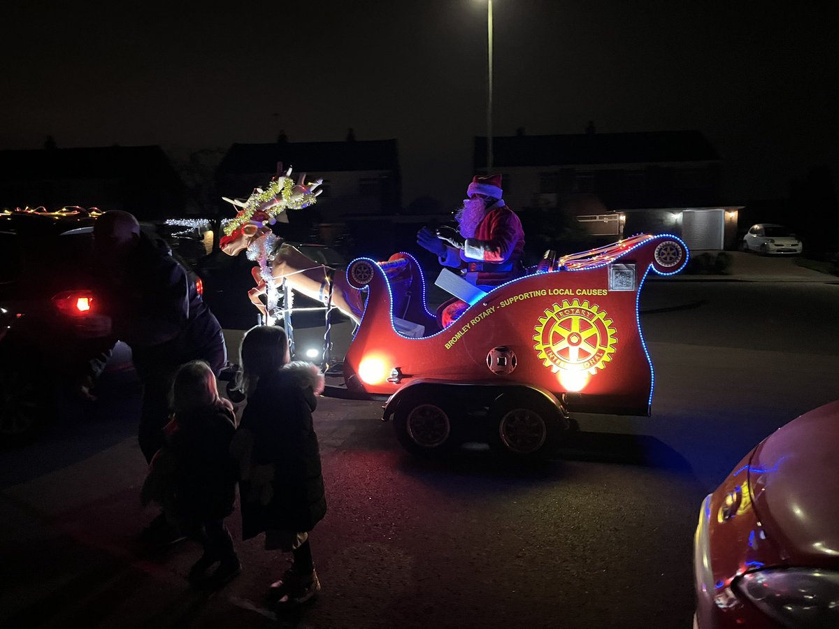 ‘Twas chilly last night but the residents, young &amp; young at heart, of #BigginHill turned out to see Santa in his sleigh. Thank you all for your generous donations to the #charities @BromleyClub supports inc <a href="/RNLI/">RNLI</a> @DemelzaHospice <a href="/MaypoleProject/">Maypole Project</a> #fundraising #MerryChristmas2021