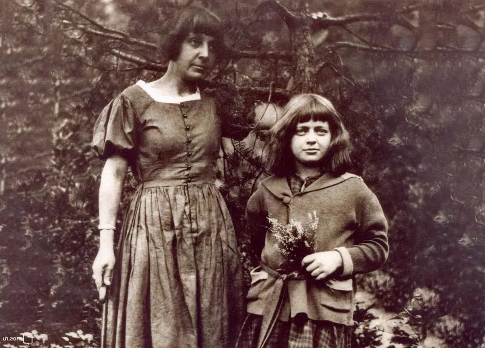 selma_ancira's tweet photo. “Los niños han de crecer (es decir, las madres los deberían apacentar) en la naturaleza, unos con los animales, otros con los árboles. Un parque o un establo, un huerto o un sendero ancho, todo – ¡menos la ciudad!”
Marina Tsvietáieva, noviembre de 1927
@Acantilado1999 https://t.co/owvIbMp6wk