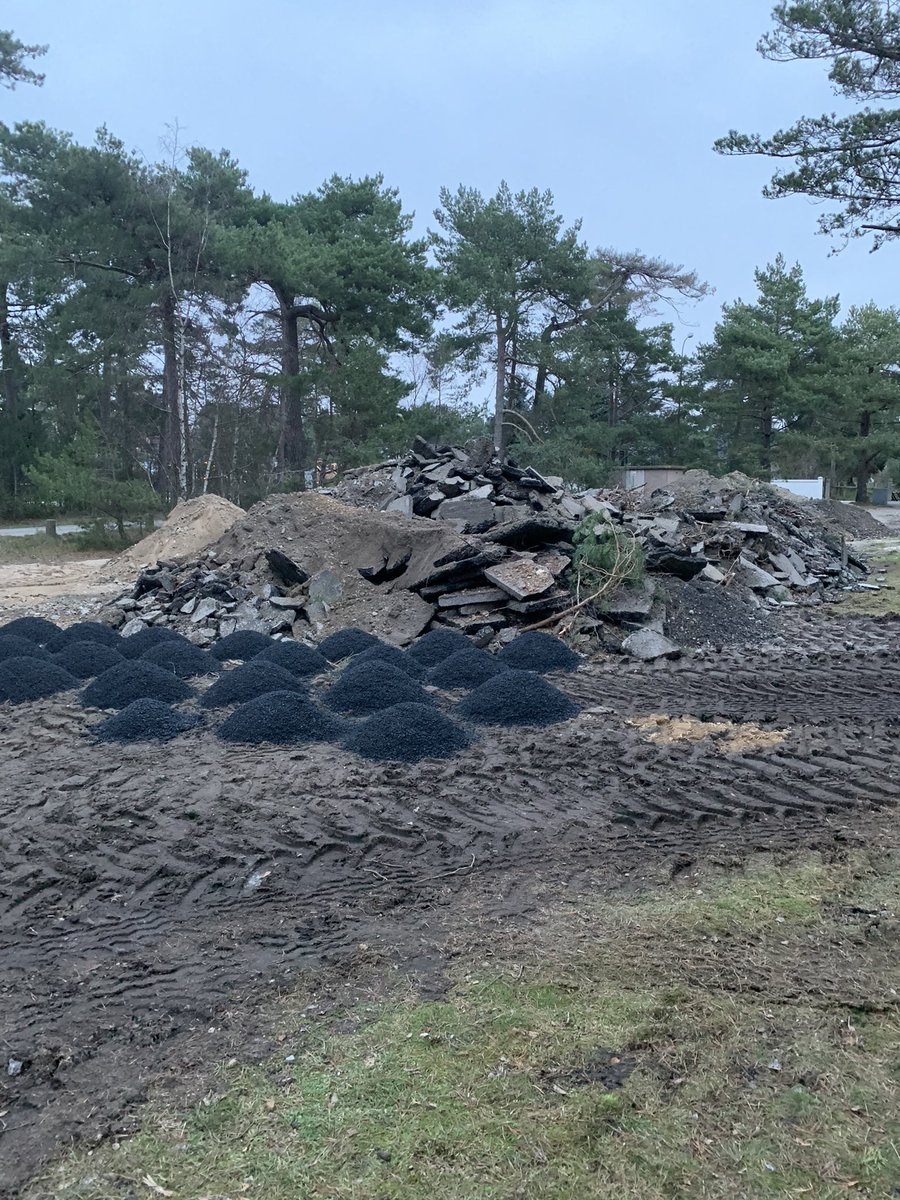 the_positivist's tweet photo. Hittar denna uppenbart olagliga avfallshög mitt i Höllviken, bland villor o träd, lekande barn o hundar. Det är bla asfalt! Meddelar kommunen. De gör ingenting. Pinsamt. Orkeslöst. Meningslöst. Avfall. #vellinge @Vellinge #sydsvenskan @sydsvenskan #olagligtavfall #miljö https://t.co/uE86Bh79qx