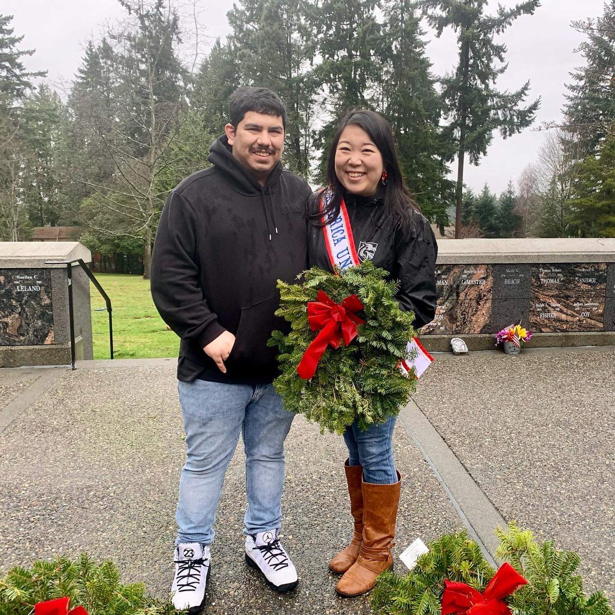 PageantUnited's tweet image. America United Mrs and her husband Aaron participated in Wreaths Across America where volunteers lay a wreath at a veterans tombstone to remember those who have fallen, honor those who serve &amp;amp; teach the next generation the value of freedom.