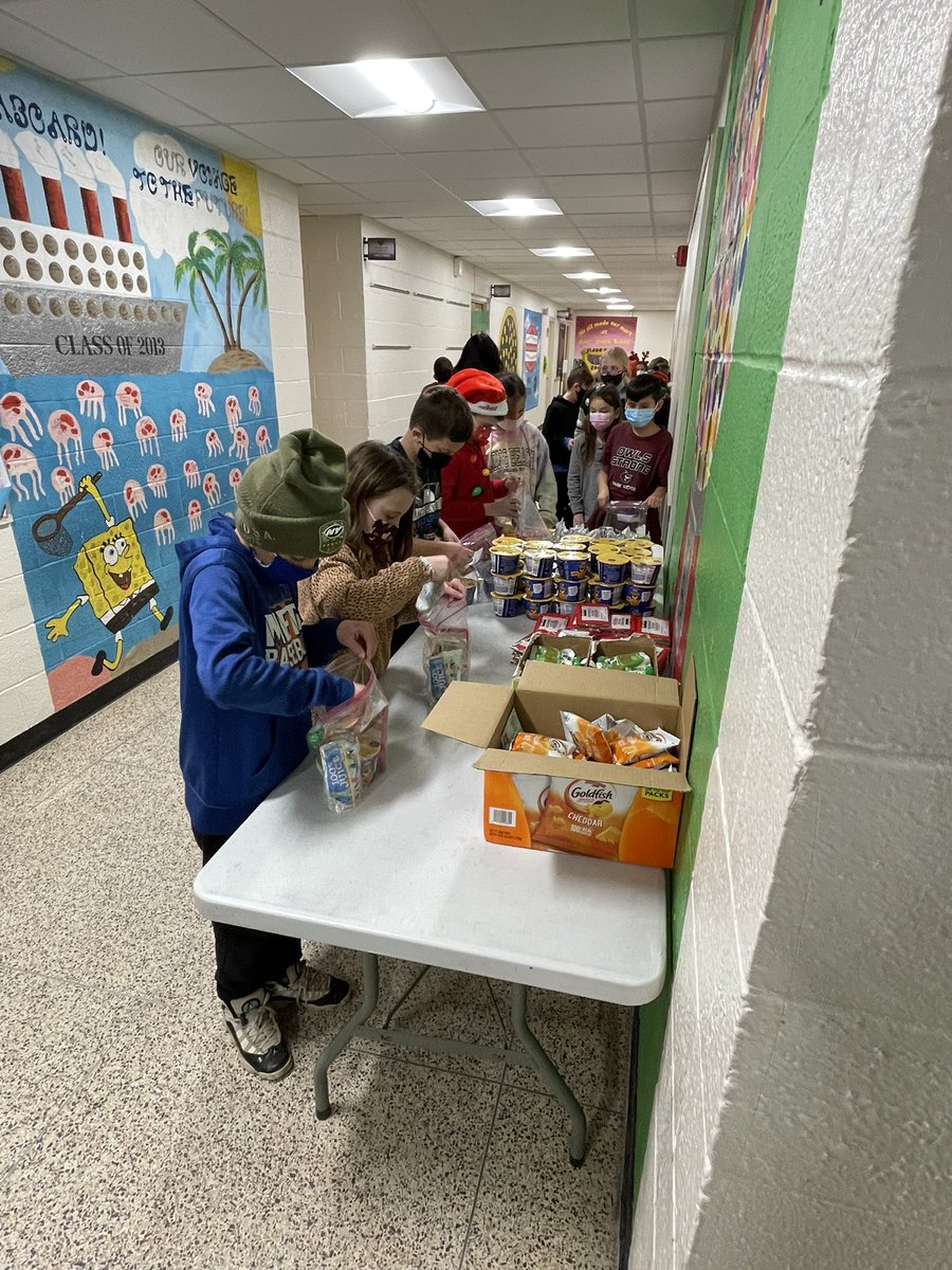 mrsjacobus4's tweet photo. 4th grade holiday snack bag give back!! Learning how good it feels to give this holiday season! ❄️ ⛄️ 🎁 https://t.co/tTN2U4cUHt