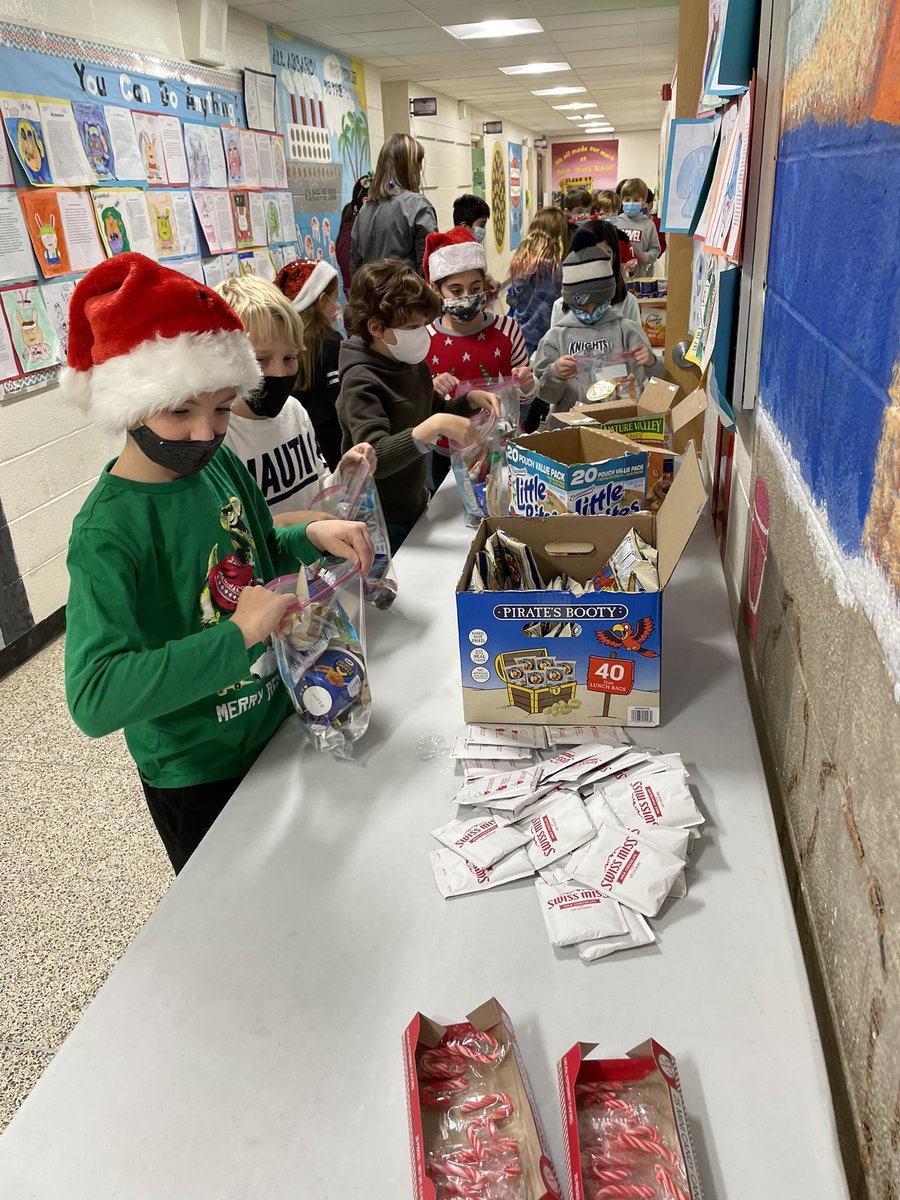mrsjacobus4's tweet photo. 4th grade holiday snack bag give back!! Learning how good it feels to give this holiday season! ❄️ ⛄️ 🎁 https://t.co/tTN2U4cUHt