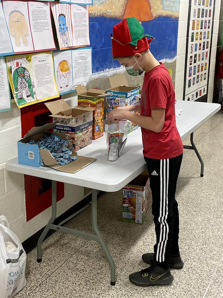 mrsjacobus4's tweet photo. 4th grade holiday snack bag give back!! Learning how good it feels to give this holiday season! ❄️ ⛄️ 🎁 https://t.co/tTN2U4cUHt