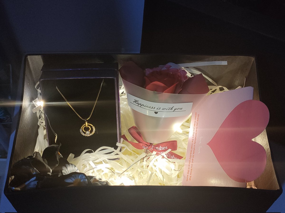 Sheene31's tweet photo. Are you looking for surprise gift?
My surprise box is now available🎁

Surprise them with this gift package 
You can adds on any cute stuffs like chocolates balloons or stuff toy🥰
Head on to my SHOPEE STORE🛒
🥰🥰🥰 https://t.co/TpjVQprMqE