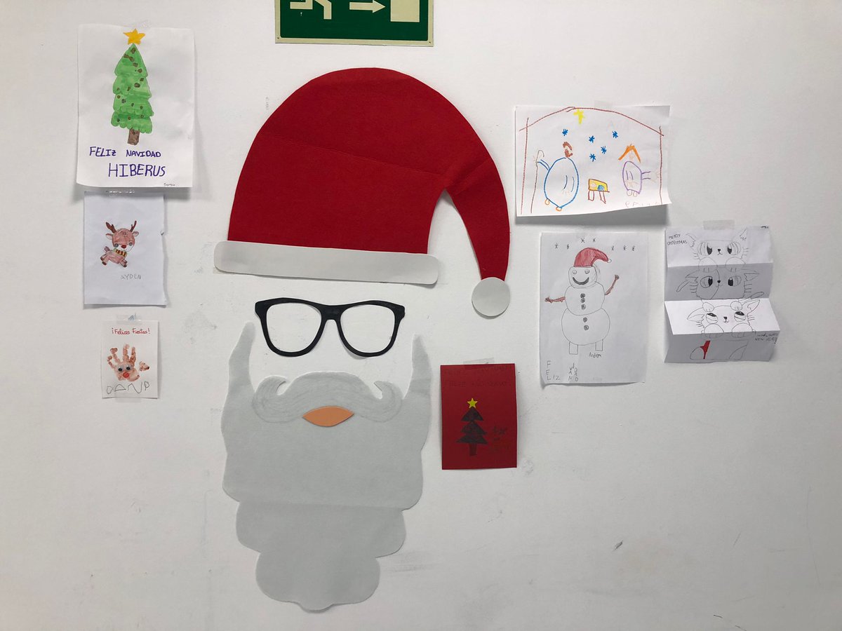 Este año en <a href="/Hiberus/">hiberus</a> Sistemas hemos puesto un árbol y lo hemos decorado con bolas personalizadas con cada uno del equipo y con un mensaje para 2022. Además de que nuestros peques han hecho dibus!
Feliz Navidad!
#somosHiberus #somosSistemaniacos #lasCosasOcurrenAqui