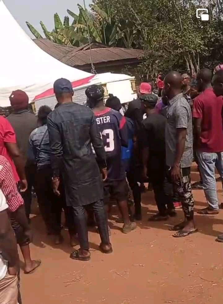 EmmanuelIgweb12's tweet photo. Munachisom  Rest In Peace Comrade, your  enemies took you away from us in a brutal way , those murders will never go free. Continue to fight on even on the other side . RIP Nwachineke! https://t.co/LLWKNNQWcN