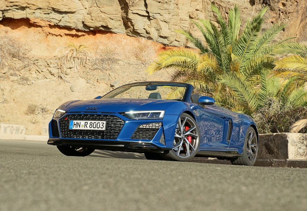 auto_de's tweet photo. Einen Supersportwagen im Winter testen? Dazu muss man sich in Richtung Äquator bewegen. Zum Beispiel nach Gran Canaria: Kurvige Straßen, außerhalb der Saison – und warm genug, um den Spyder, die offene Variante des neuen R8 V10 Performance RWD, offen

https://t.co/9LA373jXwQ https://t.co/iOFIWEFXn7