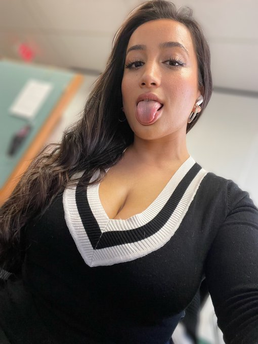 Hi. I&rsquo;m hungry. Guess what I&rsquo;m eating for lunch? https://t.co/wPKkE9AZKh