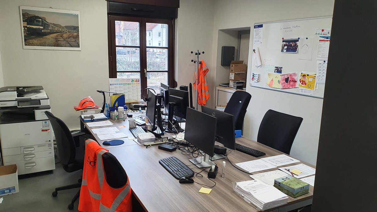 ODavid_SNCF's tweet photo. ❓du jour : mais où sont passés les managers de nos conducteurs de trains 🤔? En vacances 🏖? En télétravail 🏚? PAS DU TOUT ! Ils sont dans les #trains 🚆pour remplacer les collègues malades #OmicronVariant et assurer le service @TERGrandEst. Merci à eux. https://t.co/D3HPp7k5f8
