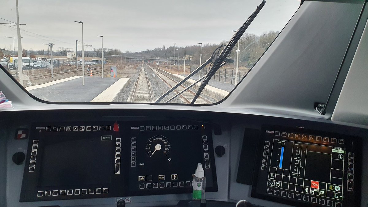 ODavid_SNCF's tweet photo. ❓du jour : mais où sont passés les managers de nos conducteurs de trains 🤔? En vacances 🏖? En télétravail 🏚? PAS DU TOUT ! Ils sont dans les #trains 🚆pour remplacer les collègues malades #OmicronVariant et assurer le service @TERGrandEst. Merci à eux. https://t.co/D3HPp7k5f8