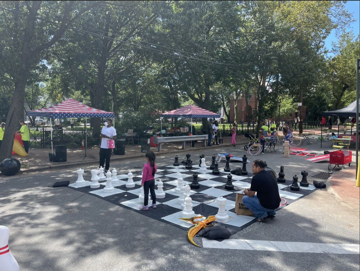 OpenPlans's tweet photo. All five boroughs already have great pedestrian and bike facilities. Stapleton Saturdays (now on Water Street) in Staten Island are great! Let's make it permanent, because #WeNeedMore #FirstHundredDays @ericadamsfornyc @NYCMayorsOffice https://t.co/nBbalxi4p3