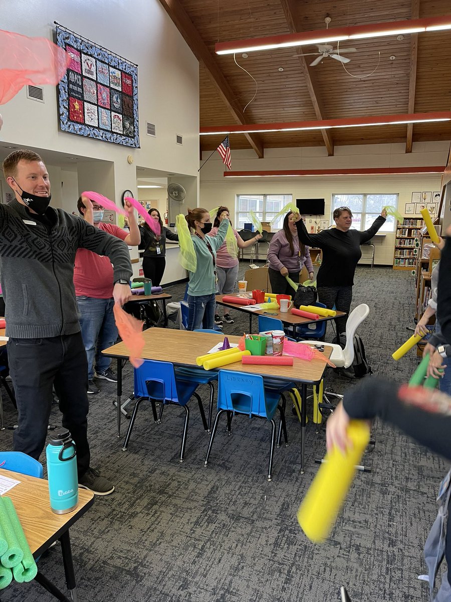 ReadMatz's tweet photo. Bohemian rhapsody conducting and scarves. @Foundation4SPS @CoachBrum @PittmanEagles https://t.co/gjLbdtNqNj