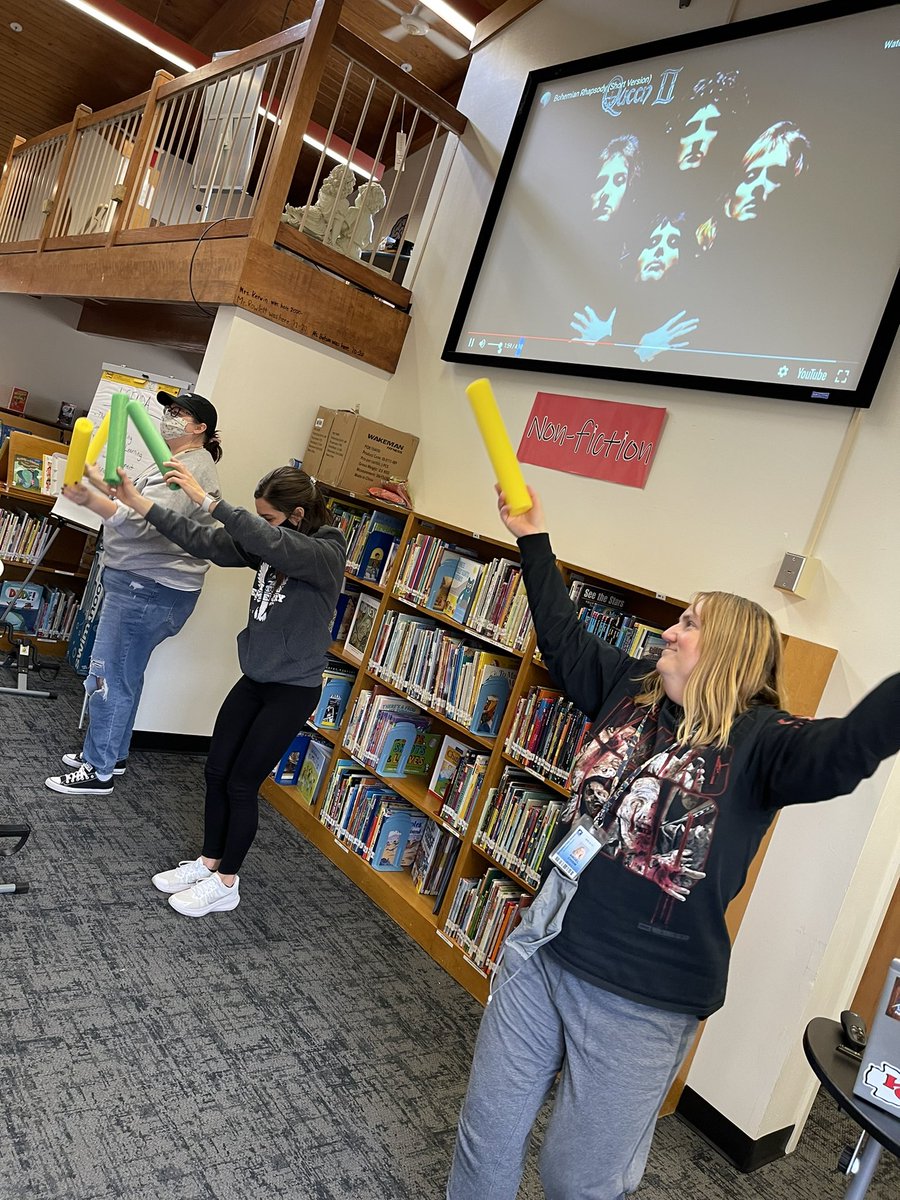 ReadMatz's tweet photo. Bohemian rhapsody conducting and scarves. @Foundation4SPS @CoachBrum @PittmanEagles https://t.co/gjLbdtNqNj