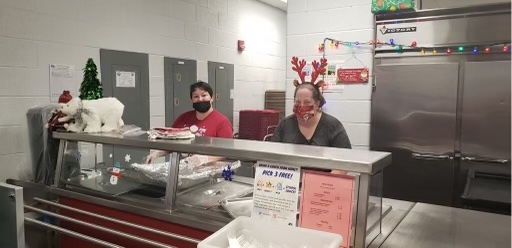 📣 Team Nutrition at Eagle School Intermediate serving up a dish of holiday joy in school lunch form. 🍴🎅 🥣 🍪   

#happyholidays #schoollunchheroes #schoollunchrocks