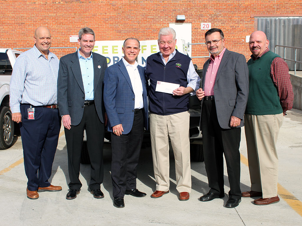 VaFarmBureau's tweet photo. The Virginia Farm Bureau family of companies presented a $3,500 donation and more than 700 pounds of food donated by home office employees to Doug Pick, chairman of the @VAFoodBanks at the organizationโs @FeedMoreInc campus in Richmond.
#FeedMore #VAFoodBank #FoodPantry https://t.co/e6l7jm1yzb