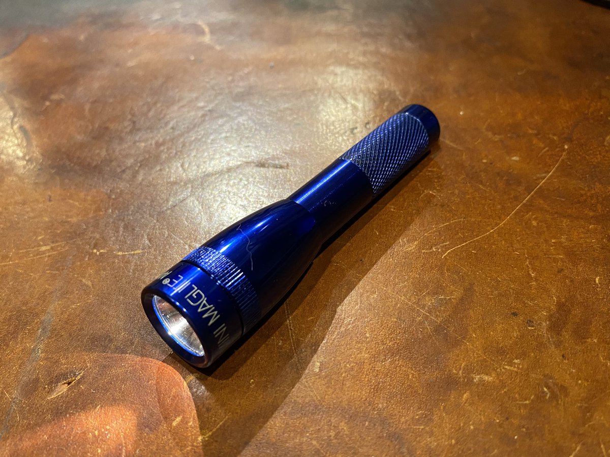oyakatasama_1's tweet photo. 失敗する物もあれば成功する物もある。
MINI MAG LITE 1AAAが完成しました。LEDのAAAとソリテルLEDでレゴが出来るみたいですので、あえての電球仕様です。
とても可愛いがメタクソ暗いwww
折を見てLED化しようw https://t.co/dLAMzcvQy4