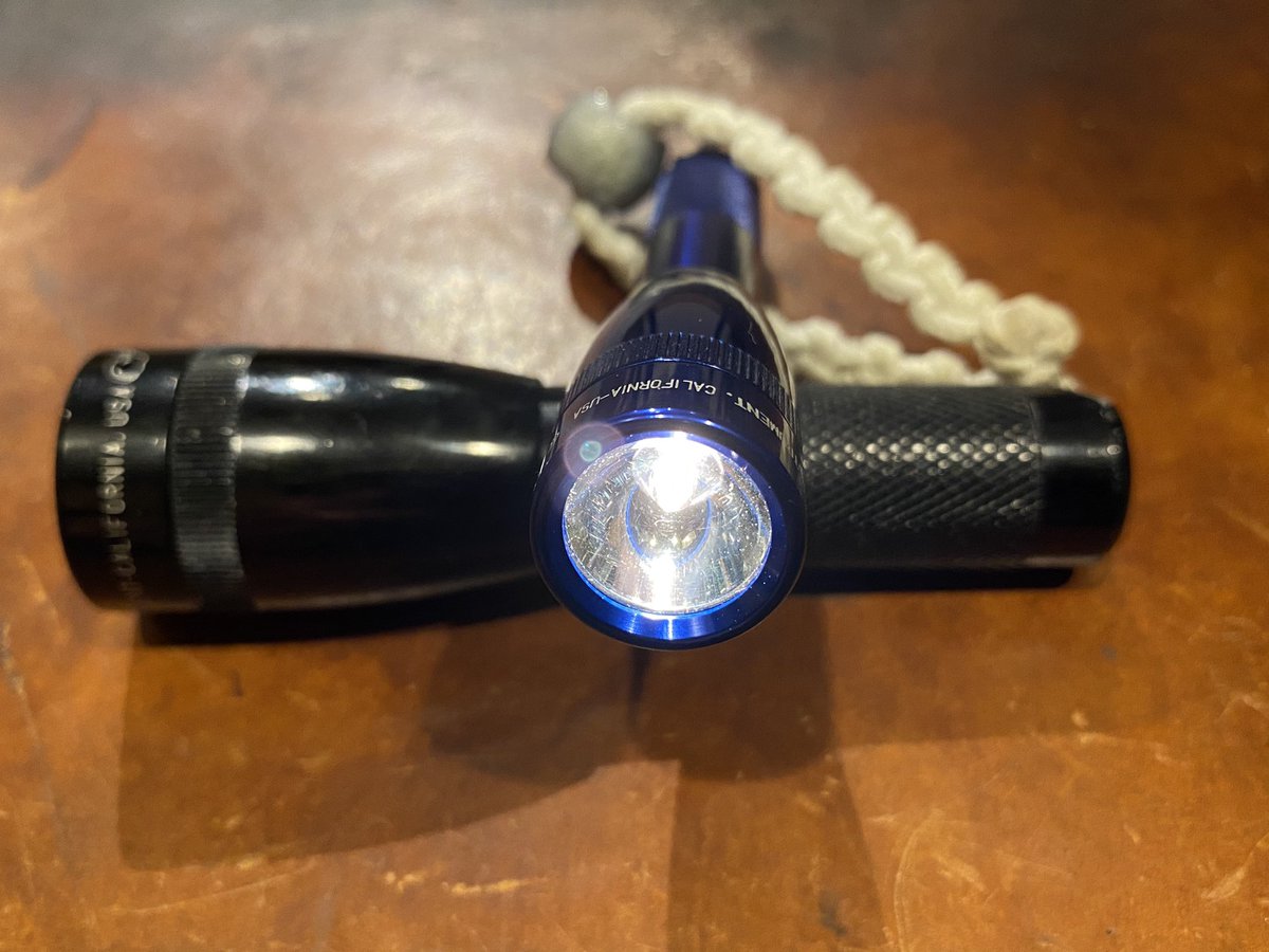 oyakatasama_1's tweet photo. 失敗する物もあれば成功する物もある。
MINI MAG LITE 1AAAが完成しました。LEDのAAAとソリテルLEDでレゴが出来るみたいですので、あえての電球仕様です。
とても可愛いがメタクソ暗いwww
折を見てLED化しようw https://t.co/dLAMzcvQy4