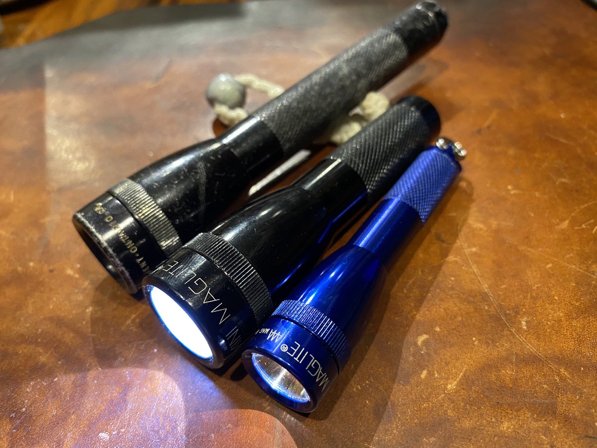 oyakatasama_1's tweet photo. 失敗する物もあれば成功する物もある。
MINI MAG LITE 1AAAが完成しました。LEDのAAAとソリテルLEDでレゴが出来るみたいですので、あえての電球仕様です。
とても可愛いがメタクソ暗いwww
折を見てLED化しようw https://t.co/dLAMzcvQy4