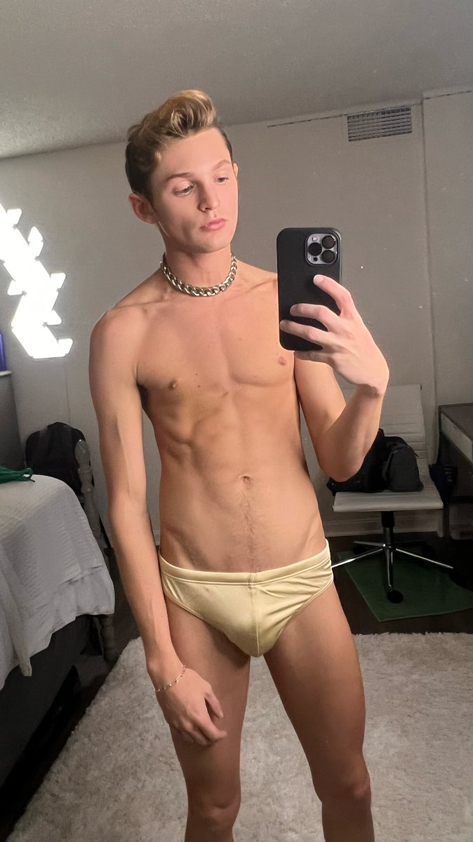 ariesking666's tweet photo. Green or gold? 🍀👑 https://t.co/FG8sLUE05w
