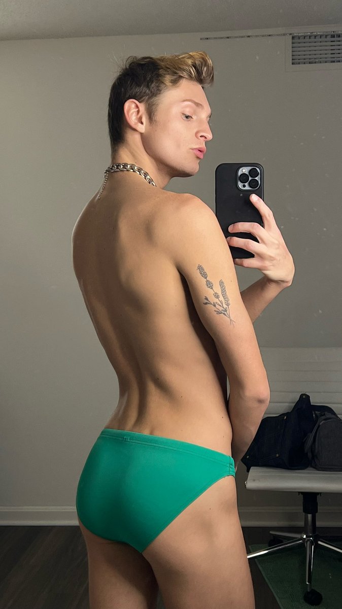 ariesking666's tweet photo. Green or gold? 🍀👑 https://t.co/FG8sLUE05w