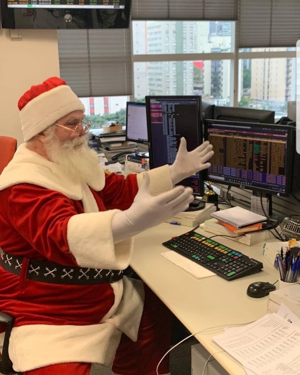 FariaLimaElevat's tweet photo. Último pregão antes do Natal, Papai Noel tá puto pq perdeu dinheiro na bolsa.. https://t.co/bIWvEHOTlT