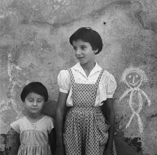 GrandPalaisRmn's tweet photo. DERNIERS JOURS pour l'exposition #VivianMaier au @museeluxembourg - à découvrir jusqu'au 16 janvier 2022 📸 Le parcours de la photographe de génie, Vivian Maier, est très lié à l'enfance, lieu de toutes les imaginations et de toutes les illusions ! https://t.co/CdBbFeVmgv https://t.co/BZes6ehbt5