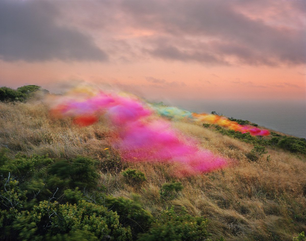 laletraB's tweet photo. Las instalaciones de Thomas Jackson con tutús en paisajes naturales son de una belleza gloriosa. 
#arte #visualcurator https://t.co/htT02tEJOk