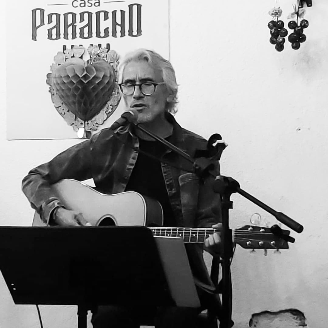 En medio de la pandemia, de la muerte de muchas personas conocidas y desconocidas, estar vivo es un privilegio. Una fortuna seguir en el camino, toparme con tant@s en los escenarios y seguir creyendo en la canción como parte de la canasta básica. L@s abrazo.!Felices fiestas!