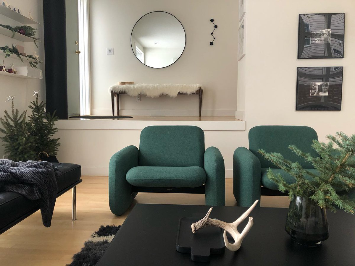HermanMiller's tweet photo. Christie Schoepp sets the holiday stage at home with the Wilkes Modular Chair, nicknamed "Chiclet." Designed by Ray Wilkes in 1976, learn more about his most famous design: https://t.co/gcOpcX6NBR #hmathome
Photo: Christie Schoepp https://t.co/2ATKGpyHsM