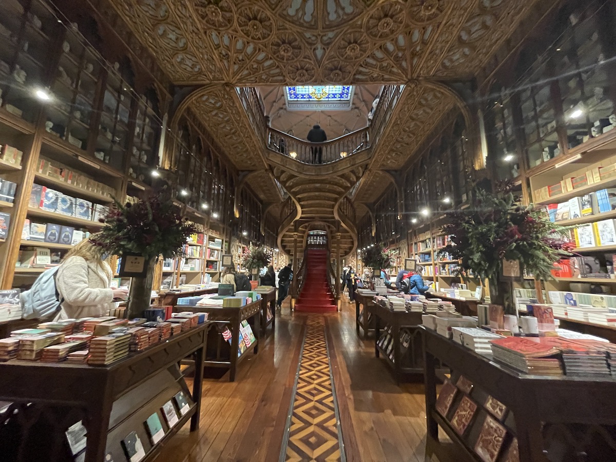 ActuaLitte's tweet photo. Pour Noël, visiter la librairie qui a presque inspiré Rowling et Harry Potter (Porto) https://t.co/E41XGeKls9
#noel #librairie #HP #HarryPotter #sortie #visite #porto #portugal #libreriaLello #librairieLello #JKRowling https://t.co/pxCF4vMeLq