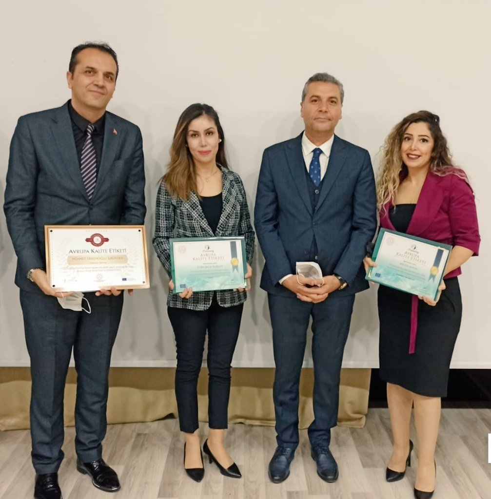 MelYus44's tweet photo. Mehmet Erdemoğlu İlkokulu olarak e Twinning kapsamında yaptığımız projelerden Ulusal ve Avrupa kalite ödüllerimizi aldık. Ayrıca e Twinning School ünvanını da almış olmak ayrı bir mutluluktu. @etwgaziantep, @GaziantepArge, @yasintepe, @erdalkilinc27 https://t.co/UlFyaqSLgD