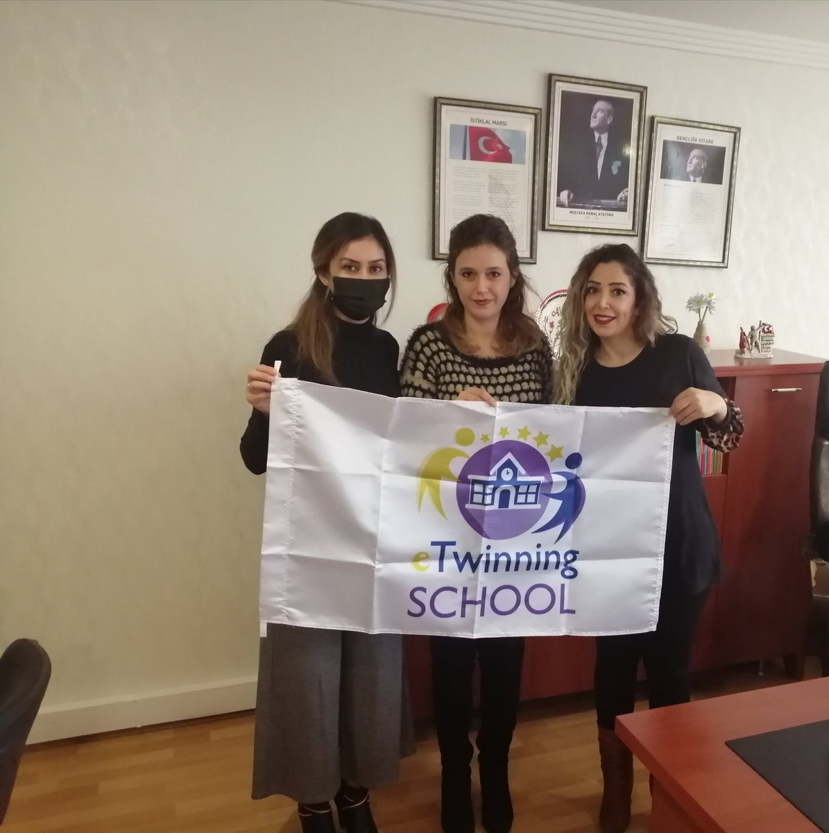 MelYus44's tweet photo. Mehmet Erdemoğlu İlkokulu olarak e Twinning kapsamında yaptığımız projelerden Ulusal ve Avrupa kalite ödüllerimizi aldık. Ayrıca e Twinning School ünvanını da almış olmak ayrı bir mutluluktu. @etwgaziantep, @GaziantepArge, @yasintepe, @erdalkilinc27 https://t.co/UlFyaqSLgD