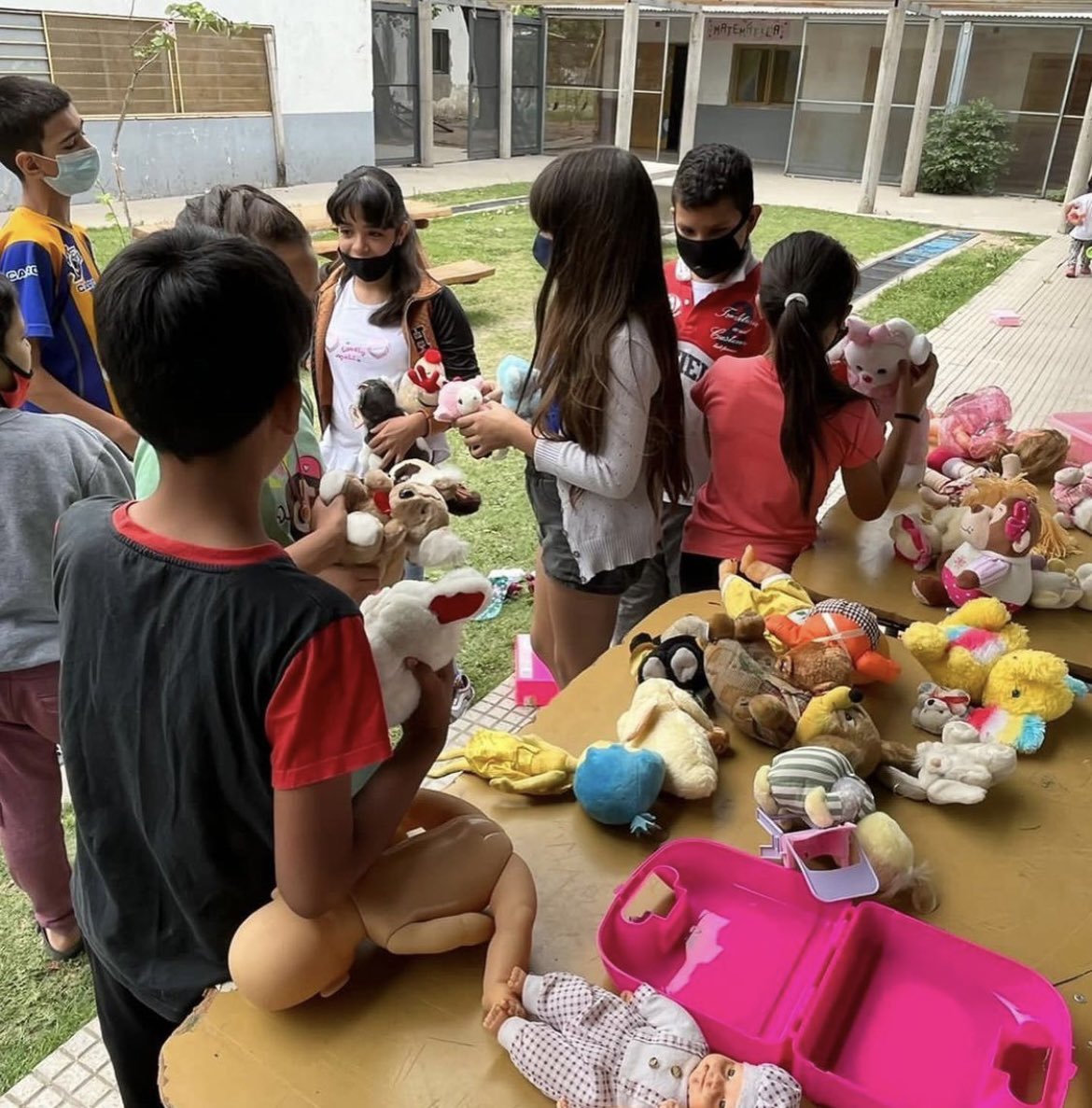TransformarR's tweet photo. Jornada de transformación y sonrisas con los peques de barrio Santa Lucía 😍

Felices fiestas para todos!!!!
#AlianzasTransformadoras #FundacionTransformar https://t.co/CxrdUDXptJ