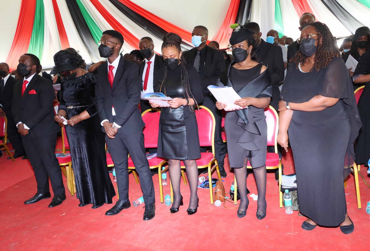WilliamsRuto's tweet photo. Joined the family, staff and friends of our late Chief of Staff Ken Nyauncho Osinde in prayer as we laid him to rest in Ngata, Nakuru County.

Ken was a forthright, diligent and a natural leader. https://t.co/mhIMf6yNlF