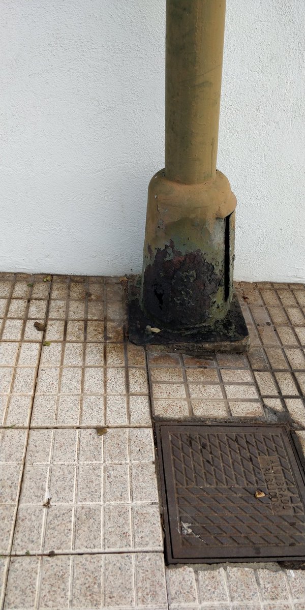 cubas90's tweet photo. @_mari_brito @AytoCandelaria  Cuando tienen pensado cambiar las farolas que están en la zona del punta del rey que son farolas de los años 80 o 90. Estás precisamente están así en la calle Bouganvilla. Me pregunto si las cambiaréis cuando se le caiga a una persona encima 🤔 https://t.co/IXsvkPZRZk